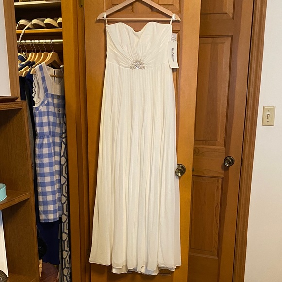 David's Bridal Dresses & Skirts - David's Bridal White Strapless Gown